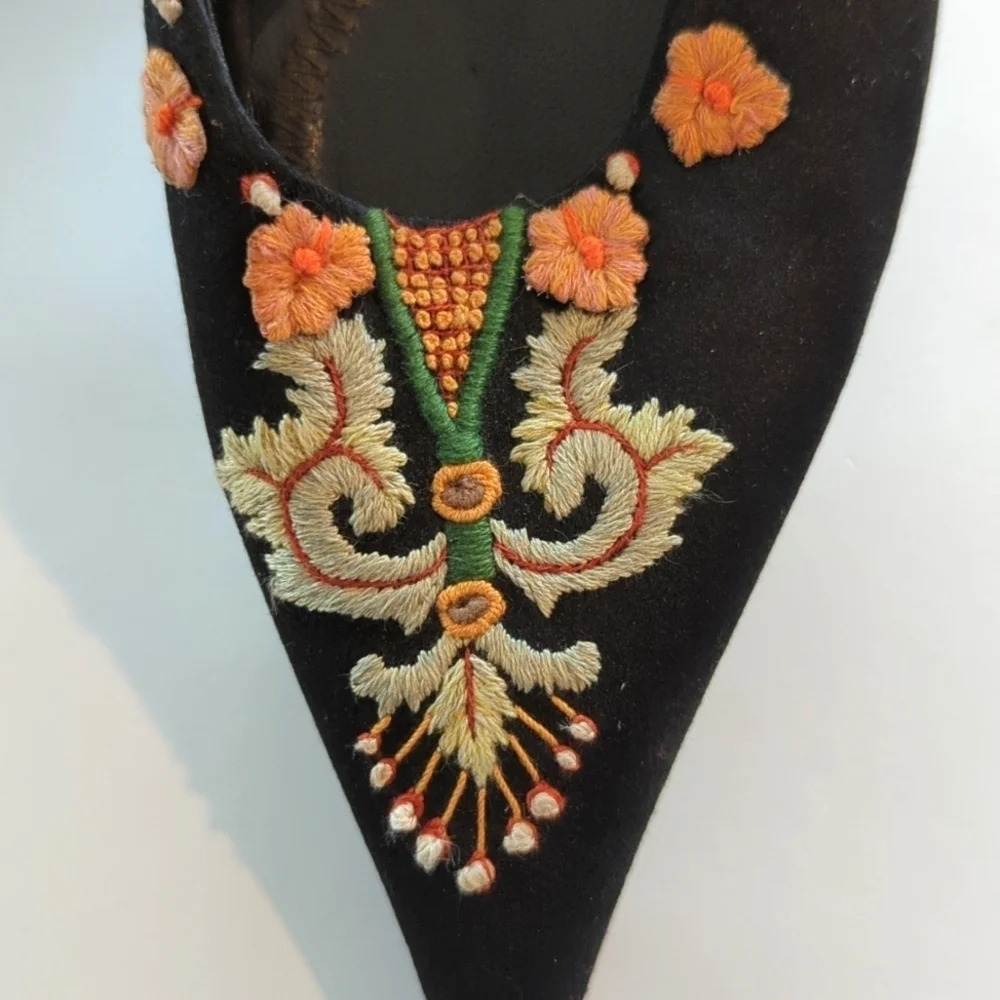 Fendi Vintage Embroidered black satin Boho kitten Heels size 6 - Picture 3 of 12